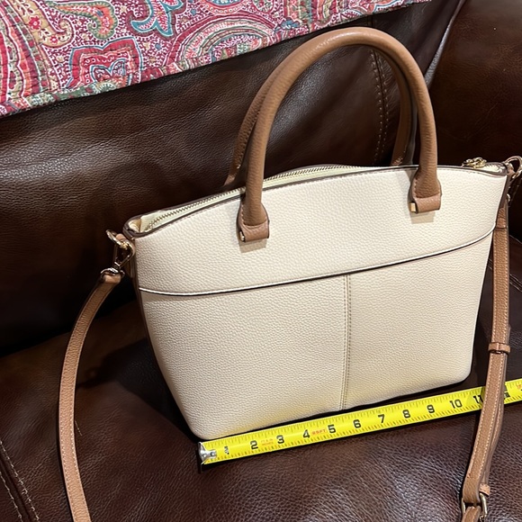 Anne Klein creamy buff color with beautiful saddle color straps. - Picture 5 of 17